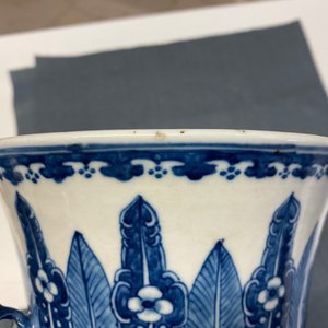 Un vase de forme 'hu' en porcelaine de Chine en bleu et blanc, marque de Qianlong, 19ème — photo 11