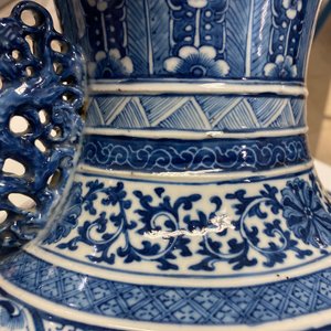 Un vase de forme 'hu' en porcelaine de Chine en bleu et blanc, marque de Qianlong, 19ème — photo 12