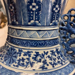 Un vase de forme 'hu' en porcelaine de Chine en bleu et blanc, marque de Qianlong, 19ème — photo 13