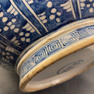 Un vase de forme 'hu' en porcelaine de Chine en bleu et blanc, marque de Qianlong, 19ème — photo 14