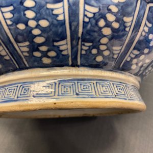 Un vase de forme 'hu' en porcelaine de Chine en bleu et blanc, marque de Qianlong, 19ème — photo 15
