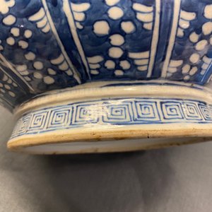 Un vase de forme 'hu' en porcelaine de Chine en bleu et blanc, marque de Qianlong, 19ème — photo 16
