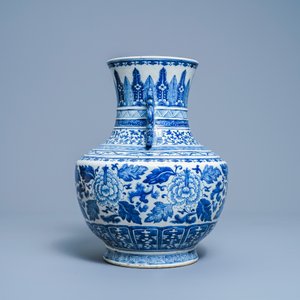 Un vase de forme 'hu' en porcelaine de Chine en bleu et blanc, marque de Qianlong, 19ème — photo 2