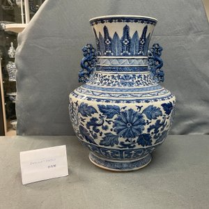 Un vase de forme 'hu' en porcelaine de Chine en bleu et blanc, marque de Qianlong, 19ème — photo 21