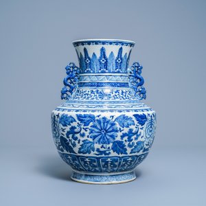 Un vase de forme 'hu' en porcelaine de Chine en bleu et blanc, marque de Qianlong, 19ème — photo 3