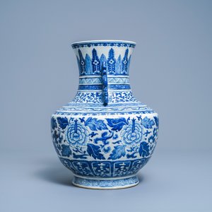 Un vase de forme 'hu' en porcelaine de Chine en bleu et blanc, marque de Qianlong, 19ème — photo 4