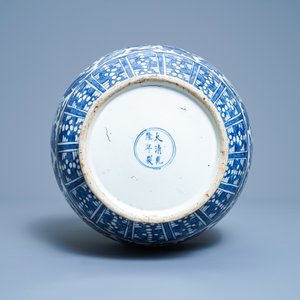 Un vase de forme 'hu' en porcelaine de Chine en bleu et blanc, marque de Qianlong, 19ème — photo 6