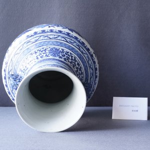 Un vase de forme 'hu' en porcelaine de Chine en bleu et blanc, marque de Qianlong, 19ème — photo 10