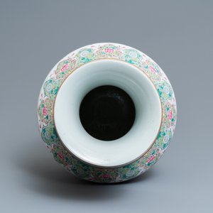 Un vase de forme hu en porcelaine de Chine famille rose à décor de papillons, marque de Qianlong, 20ème — photo 5