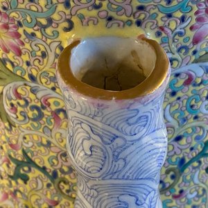 Un vase de forme hu en porcelaine de Chine famille rose à décor de papillons, marque de Qianlong, 20ème — photo 8