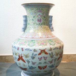 Un vase de forme hu en porcelaine de Chine famille rose à décor de papillons, marque de Qianlong, 20ème — photo 9