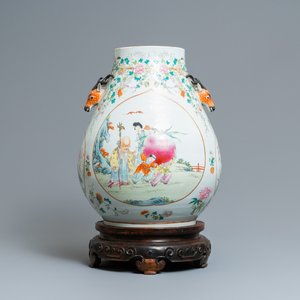 Un vase de forme hu en porcelaine de Chine famille rose à décor d'immortels, marque de Qianlong, 19ème — photo 1