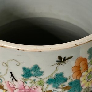 Un vase de forme hu en porcelaine de Chine famille rose à décor d'immortels, marque de Qianlong, 19ème — photo 15