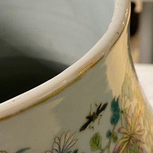 Un vase de forme hu en porcelaine de Chine famille rose à décor d'immortels, marque de Qianlong, 19ème — photo 16