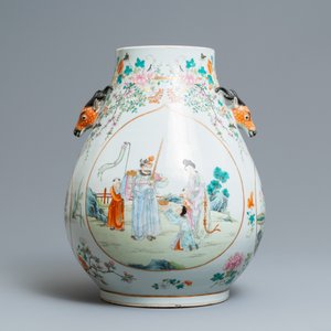 Un vase de forme hu en porcelaine de Chine famille rose à décor d'immortels, marque de Qianlong, 19ème — photo 4
