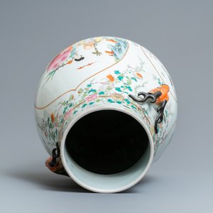 Un vase de forme hu en porcelaine de Chine famille rose à décor d'immortels, marque de Qianlong, 19ème — photo 6
