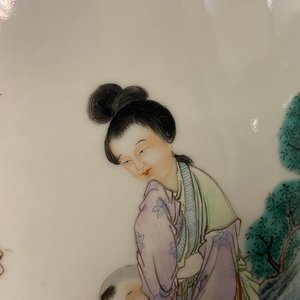 Un vase de forme hu en porcelaine de Chine famille rose à décor d'immortels, marque de Qianlong, 19ème — photo 10