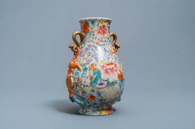 Un vase de forme hu en porcelaine de Chine famille rose à décor millefleurs, marque de Qianlong, République
