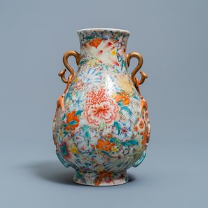 Un vase de forme hu en porcelaine de Chine famille rose à décor millefleurs, marque de Qianlong, République — photo 2