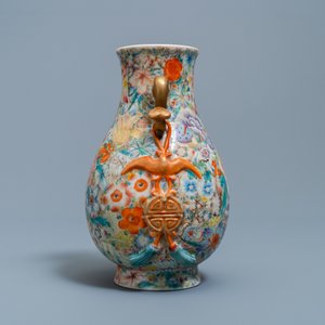 Un vase de forme hu en porcelaine de Chine famille rose à décor millefleurs, marque de Qianlong, République — photo 3