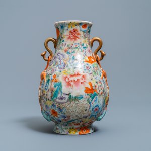 Un vase de forme hu en porcelaine de Chine famille rose à décor millefleurs, marque de Qianlong, République — photo 4