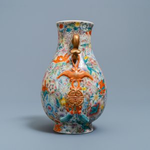 Un vase de forme hu en porcelaine de Chine famille rose à décor millefleurs, marque de Qianlong, République — photo 5