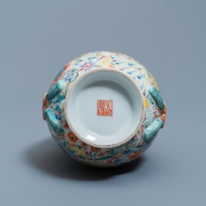 Un vase de forme hu en porcelaine de Chine famille rose à décor millefleurs, marque de Qianlong, République — photo 7