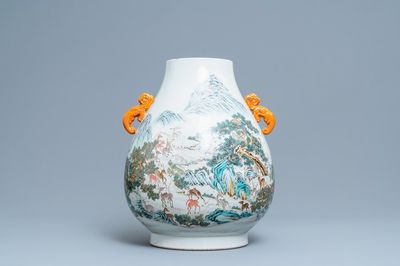 Un vase de forme hu en porcelaine de Chine famille rose, marque de Qianlong, 20ème