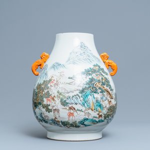 Un vase de forme hu en porcelaine de Chine famille rose, marque de Qianlong, 20ème — photo 1