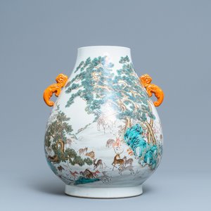 Un vase de forme hu en porcelaine de Chine famille rose, marque de Qianlong, 20ème — photo 3