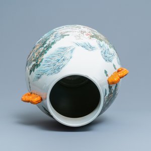 Un vase de forme hu en porcelaine de Chine famille rose, marque de Qianlong, 20ème — photo 5