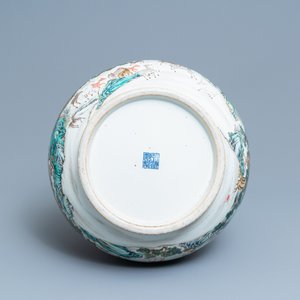 Un vase de forme hu en porcelaine de Chine famille rose, marque de Qianlong, 20ème — photo 6