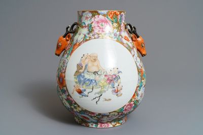Un vase de forme hu en porcelaine de Chine famille rose, marque de Qianlong, 20ème