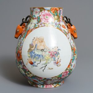 Un vase de forme hu en porcelaine de Chine famille rose, marque de Qianlong, 20ème — photo 1