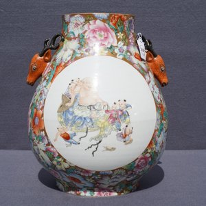 Un vase de forme hu en porcelaine de Chine famille rose, marque de Qianlong, 20ème — photo 12