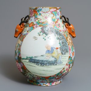 Un vase de forme hu en porcelaine de Chine famille rose, marque de Qianlong, 20ème — photo 3