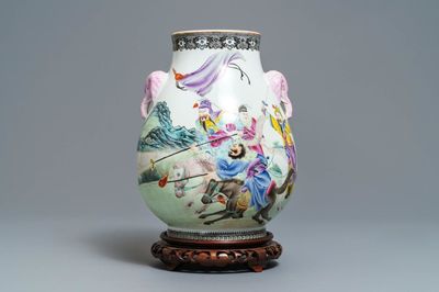 Un vase de forme 'hu' en porcelaine de Chine famille rose, marque de Qianlong, République, 20ème
