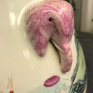 Un vase de forme 'hu' en porcelaine de Chine famille rose, marque de Qianlong, République, 20ème — photo 14