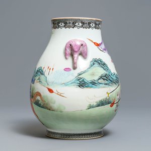 Un vase de forme 'hu' en porcelaine de Chine famille rose, marque de Qianlong, République, 20ème — photo 3