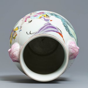 Un vase de forme 'hu' en porcelaine de Chine famille rose, marque de Qianlong, République, 20ème — photo 6
