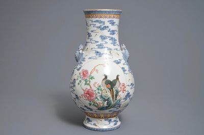 Un vase de forme hu en porcelaine de Chine famille rose, marque Qianlong, 20ème