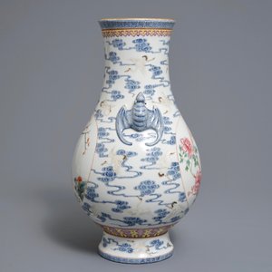 Un vase de forme hu en porcelaine de Chine famille rose, marque Qianlong, 20ème — photo 2