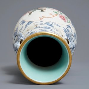 Un vase de forme hu en porcelaine de Chine famille rose, marque Qianlong, 20ème — photo 6