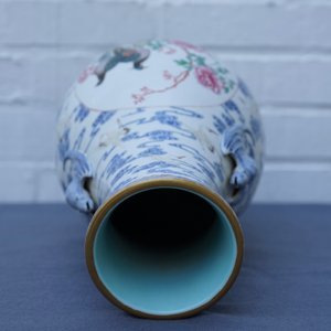 Un vase de forme hu en porcelaine de Chine famille rose, marque Qianlong, 20ème — photo 10