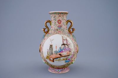 Un vase de forme hu en porcelaine de Chine famille rose, République, 20ème