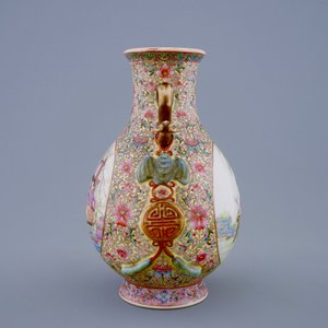 Un vase de forme hu en porcelaine de Chine famille rose, République, 20ème — photo 4