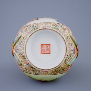 Un vase de forme hu en porcelaine de Chine famille rose, République, 20ème — photo 6