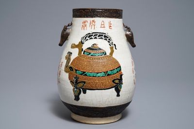 Un vase de forme hu en porcelaine de Chine famille verte dit "de Nankin", 19ème