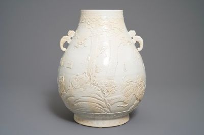 Un vase de forme hu en porcelaine de Chine monochrome, marque de Qianlong, 20ème