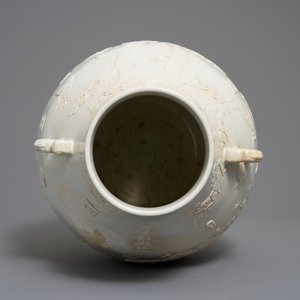 Un vase de forme hu en porcelaine de Chine monochrome, marque de Qianlong, 20ème — photo 6